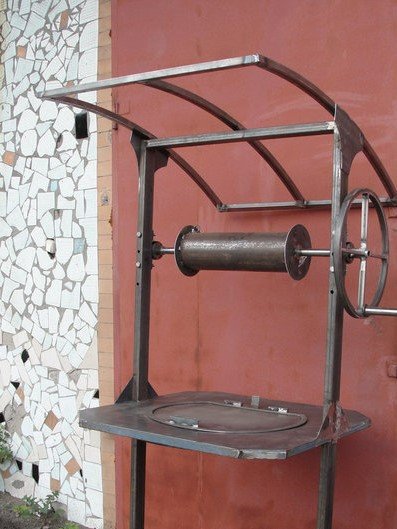 Металевий каркас криниці з корбою і дахом